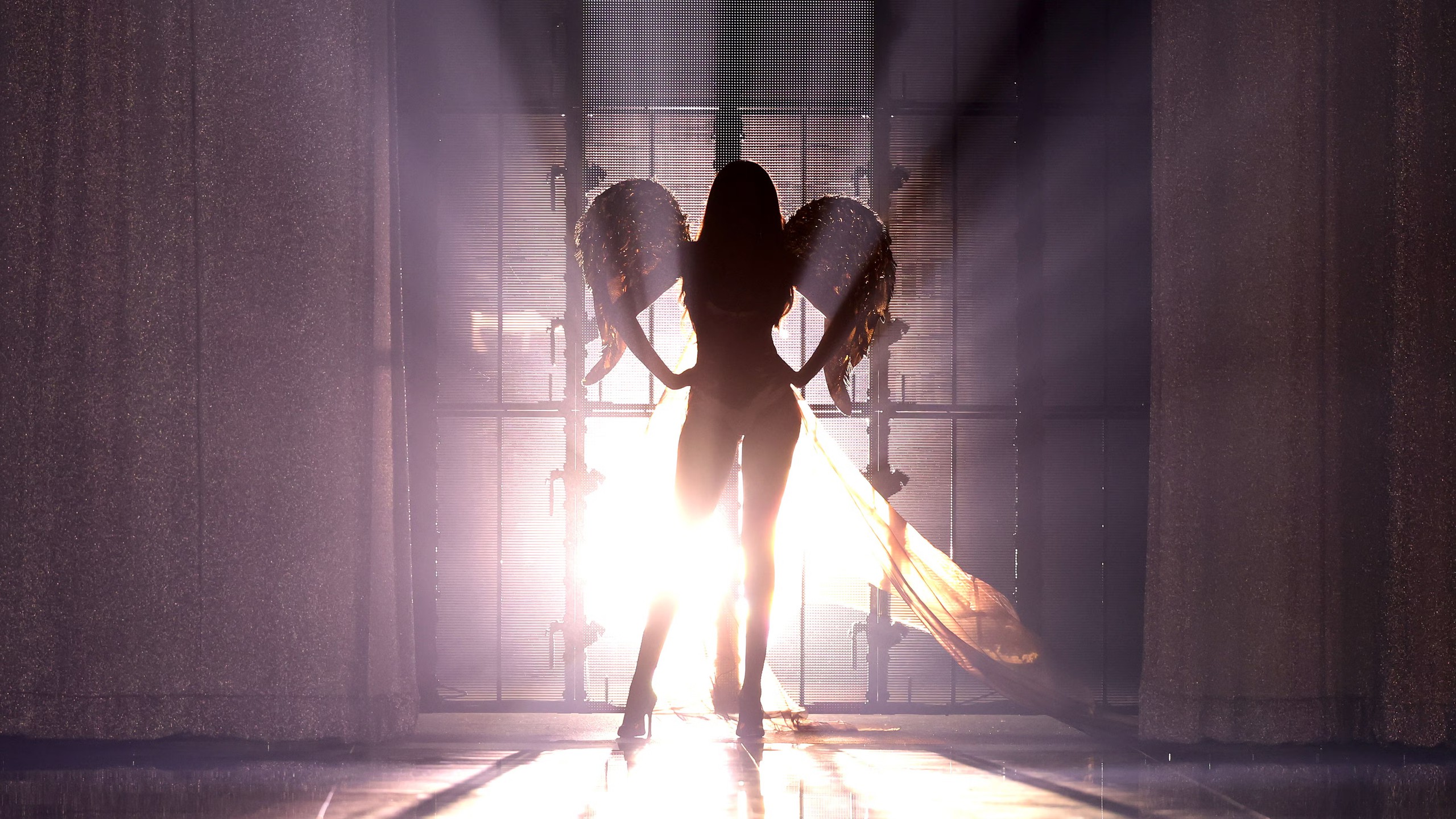 Người mẫu Victoria’s Secret được trả bao nhiêu tiền cho mỗi lần sải bước trên runway?- Ảnh 2.