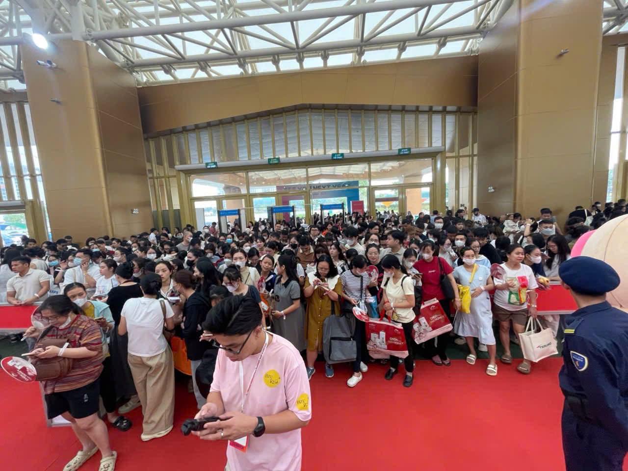Xuất phát từ 6h sáng, vượt 30km đi hội trợ Mẹ và Bé: Mẹ bỉm 2 con khoe "chiến tích" sau 6 tiếng săn quà khiến dân tình trầm trồ- Ảnh 1.
