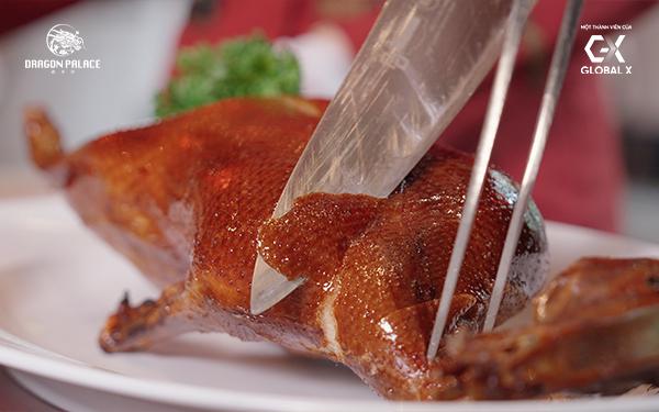 Ăn đồ Hoa ngay trung t&acirc;m TP.HCM với gi&aacute; kh&oacute; tin: Vịt quay Bắc Kinh nguy&ecirc;n con chỉ 399.000 đồng, dimsum đồng gi&aacute; 39.000 đồng- Ảnh 3.