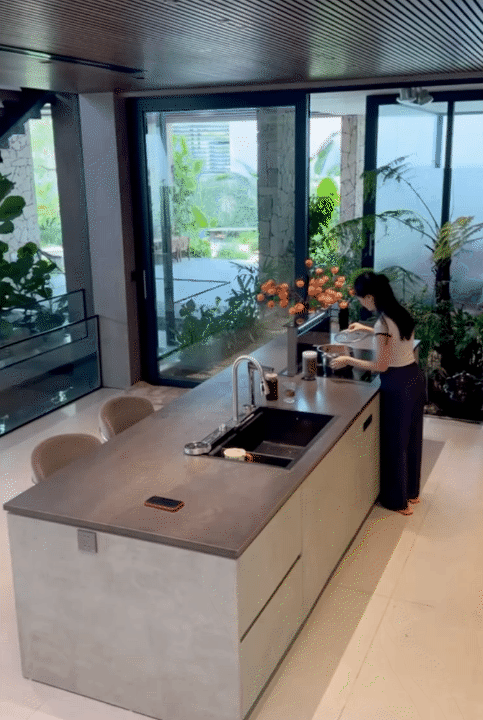 Ng&ocirc;i nh&agrave; 450m2 của vợ chồng H&agrave; Tĩnh như resort thu nhỏ: Khu vườn nhiệt đới bao quanh, cả căn nh&agrave; phủ 70% k&iacute;nh, g&oacute;c n&agrave;o cũng c&oacute; view &ldquo;triệu đ&ocirc;&rdquo;- Ảnh 11.