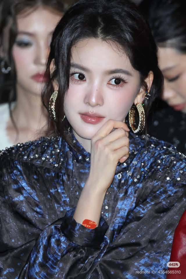 Chương Nhược Nam mặc sến đi fashion week, bù lại được 1 điểm- Ảnh 5.