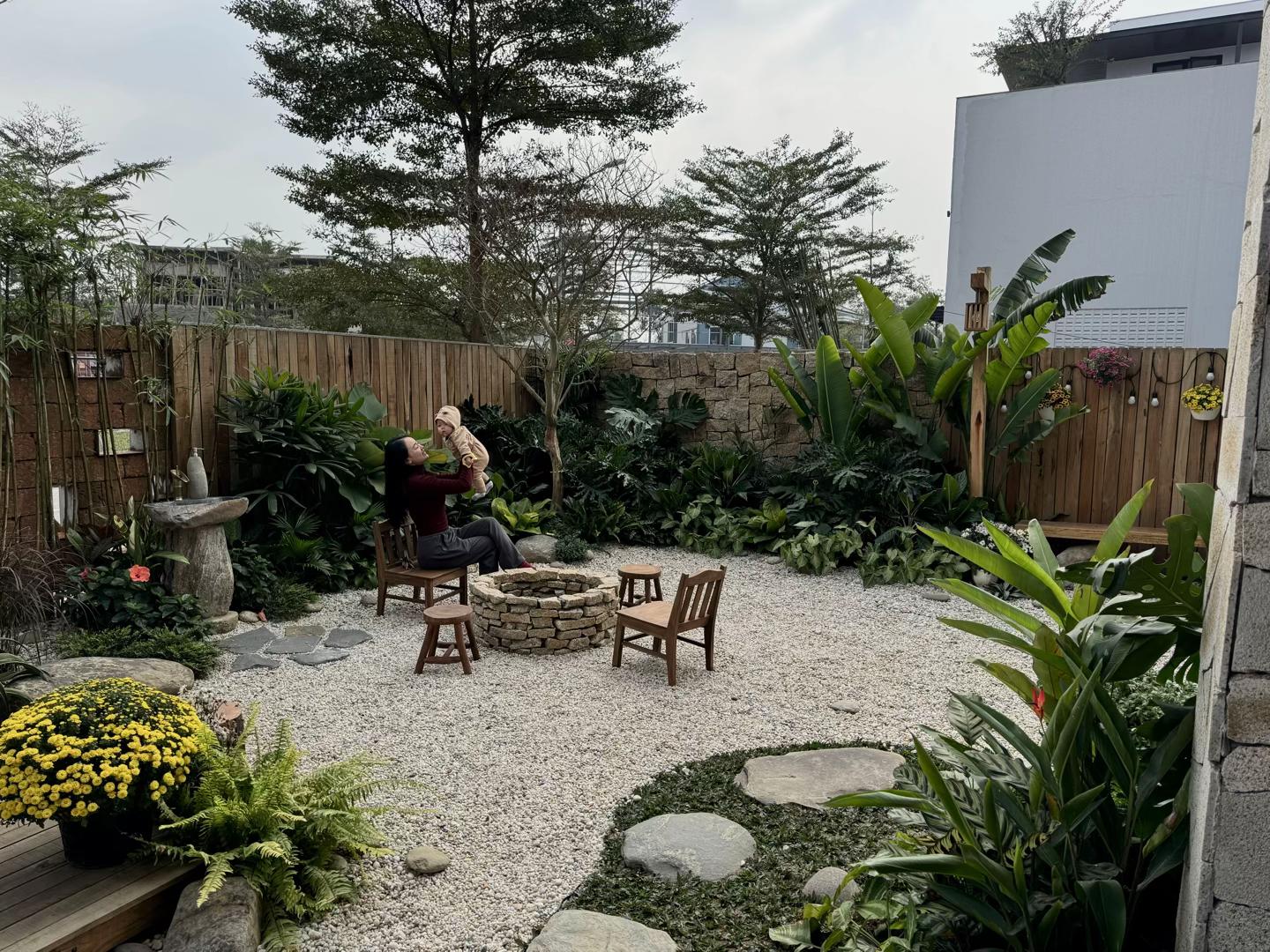 Ng&ocirc;i nh&agrave; 450m2 của vợ chồng H&agrave; Tĩnh như resort thu nhỏ: Khu vườn nhiệt đới bao quanh, cả căn nh&agrave; phủ 70% k&iacute;nh, g&oacute;c n&agrave;o cũng c&oacute; view &ldquo;triệu đ&ocirc;&rdquo;- Ảnh 5.