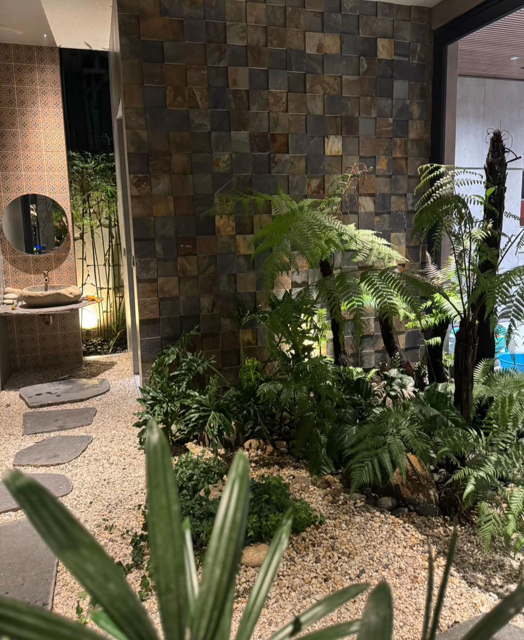 Ng&ocirc;i nh&agrave; 450m2 của vợ chồng H&agrave; Tĩnh như resort thu nhỏ: Khu vườn nhiệt đới bao quanh, cả căn nh&agrave; phủ 70% k&iacute;nh, g&oacute;c n&agrave;o cũng c&oacute; view &ldquo;triệu đ&ocirc;&rdquo;- Ảnh 6.