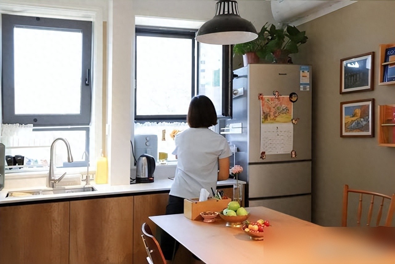Căn hộ cũ chỉ 49m² nhưng bước vào ai cũng bất ngờ: Không thừa nổi 10cm mà vẫn đủ phòng cho cả gia đình - Ảnh 1.