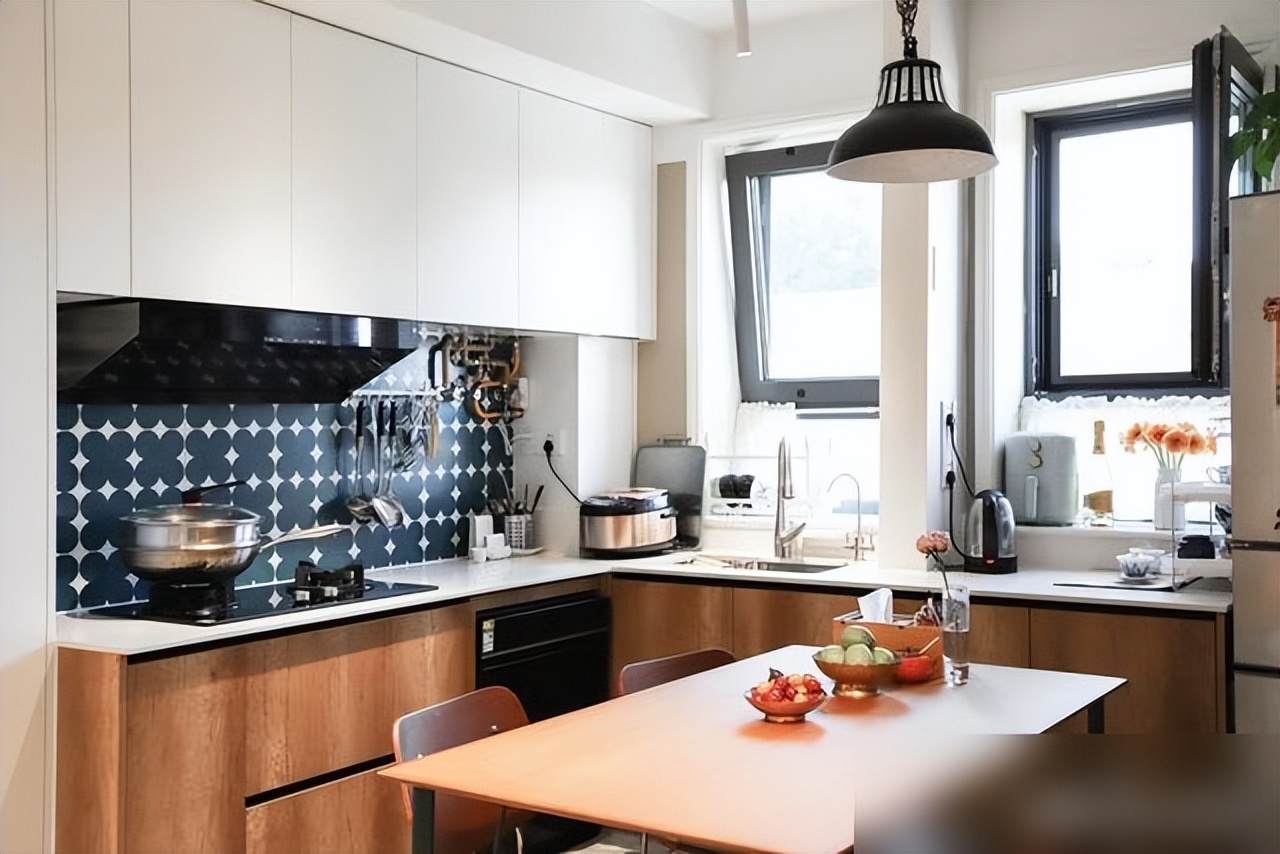 Căn hộ cũ chỉ 49m² nhưng bước vào ai cũng bất ngờ: Không thừa nổi 10cm mà vẫn đủ phòng cho cả gia đình - Ảnh 3.