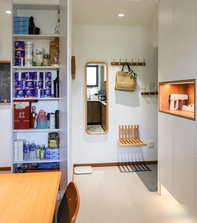 Căn hộ cũ chỉ 49m² nhưng bước vào ai cũng bất ngờ: Không thừa nổi 10cm mà vẫn đủ phòng cho cả gia đình - Ảnh 2.
