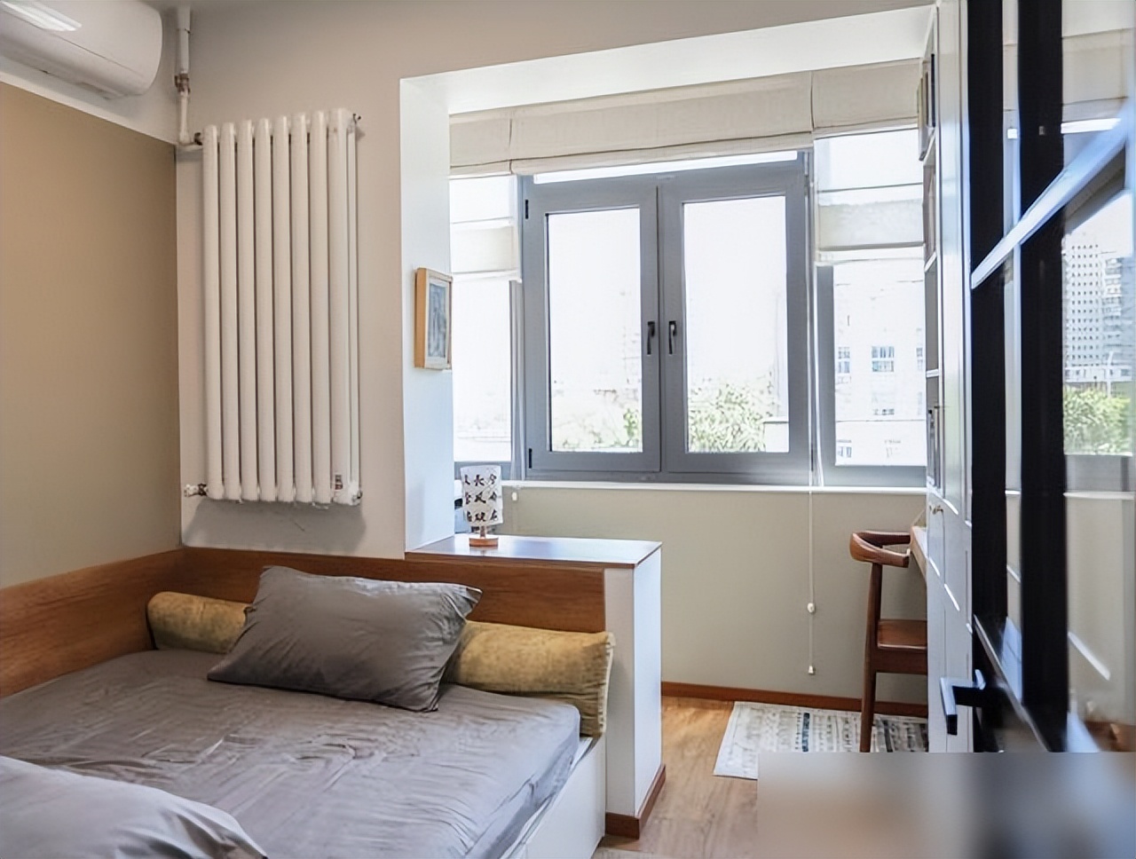 Căn hộ cũ chỉ 49m² nhưng bước vào ai cũng bất ngờ: Không thừa nổi 10cm mà vẫn đủ phòng cho cả gia đình - Ảnh 5.