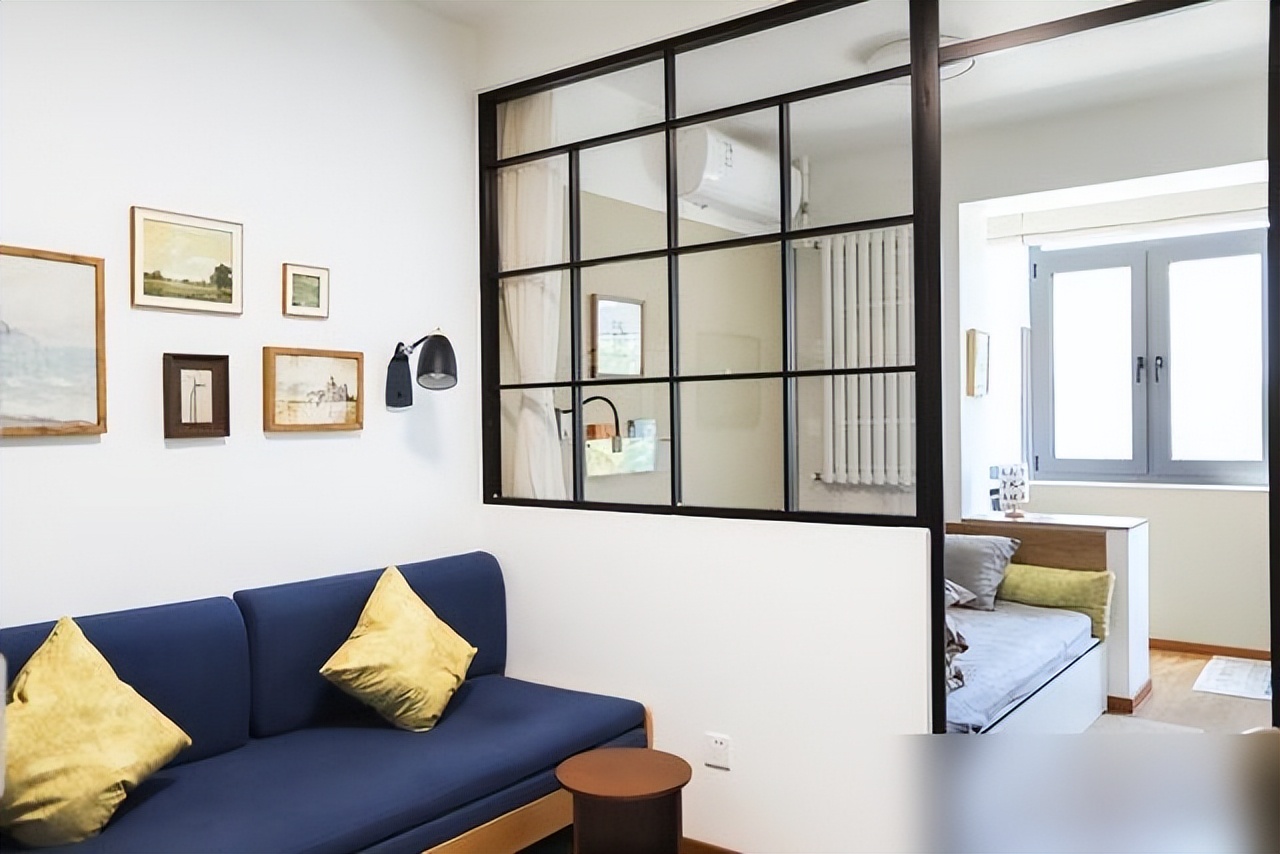 Căn hộ cũ chỉ 49m² nhưng bước vào ai cũng bất ngờ: Không thừa nổi 10cm mà vẫn đủ phòng cho cả gia đình - Ảnh 4.
