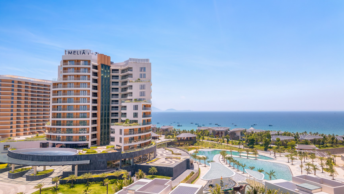 Lộ diện resort mới toanh tại Cam Ranh: Hồ bơi v&ocirc; cực s&aacute;t biển, ăn uống thả ga trọn g&oacute;i v&agrave; được dẫn theo th&uacute; cưng đi mu&ocirc;n nơi- Ảnh 1.