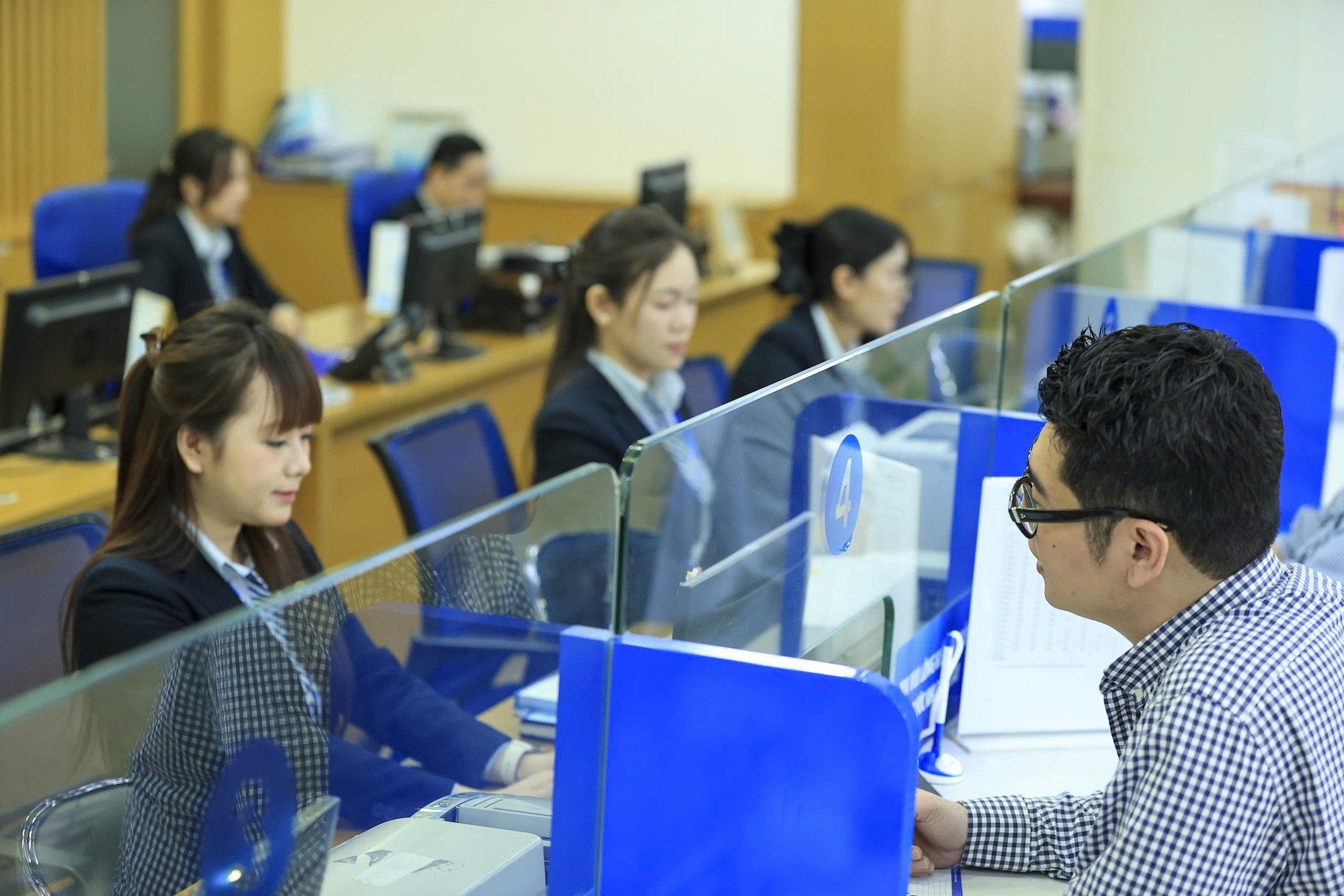 BAOVIET Bank 9 tháng: Đa dạng hóa nguồn thu, ưu tiên gia cố đệm an toàn- Ảnh 1.