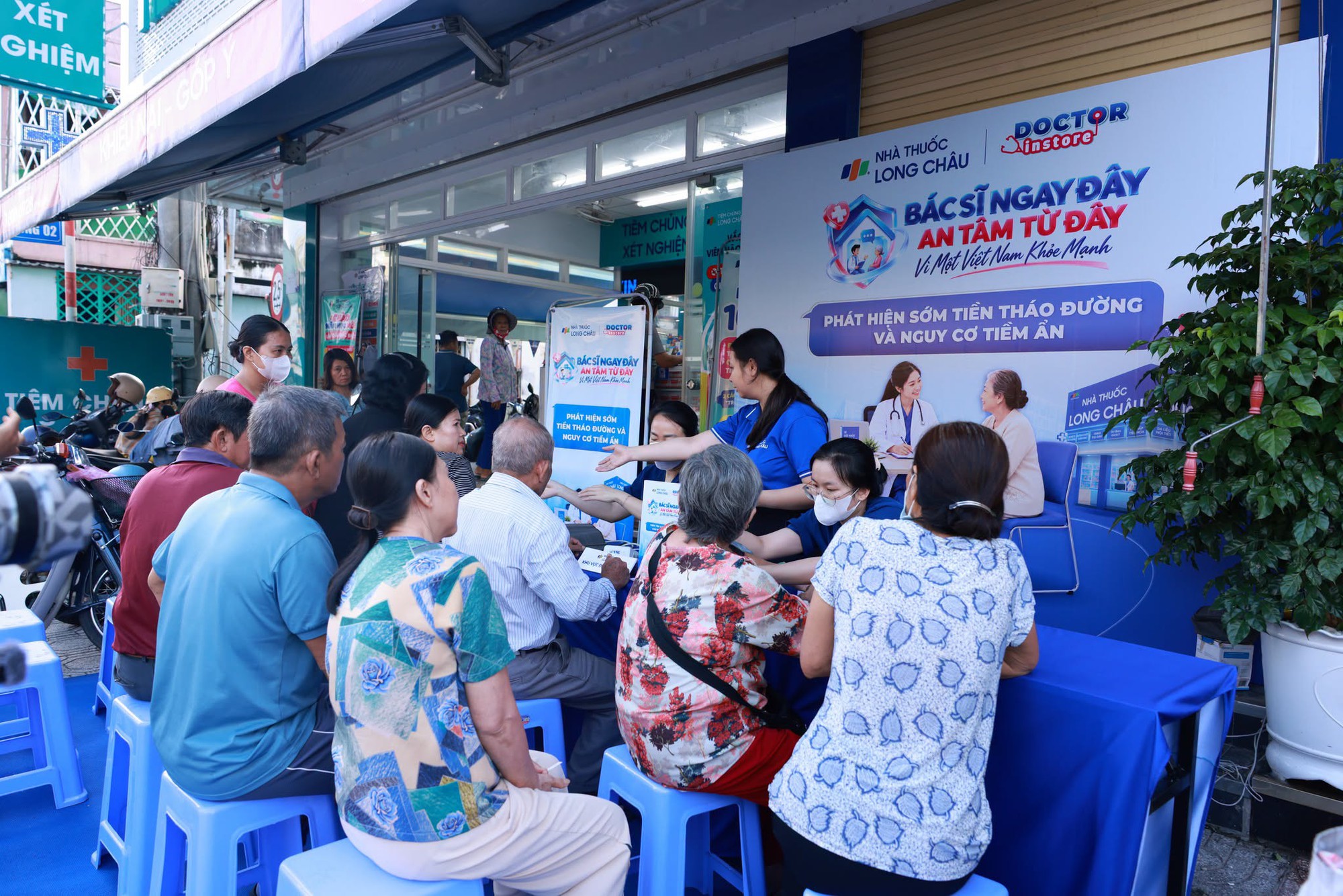 Long Ch&acirc;u đưa b&aacute;c sĩ đến tận nh&agrave; thuốc, miễn ph&iacute; tầm so&aacute;t tuyến gi&aacute;p, mỡ m&aacute;u, đ&aacute;i th&aacute;o đường, tư vấn chăm s&oacute;c sức khỏe sau sinh - Ảnh 2.