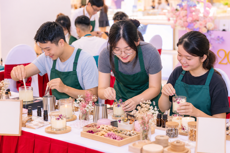 Khi y&ecirc;u thương được gửi trao theo nhiều c&aacute;ch: Vincom mang kh&ocirc;ng kh&iacute; 20/10 rộn r&agrave;ng khắp cả nước- Ảnh 11.