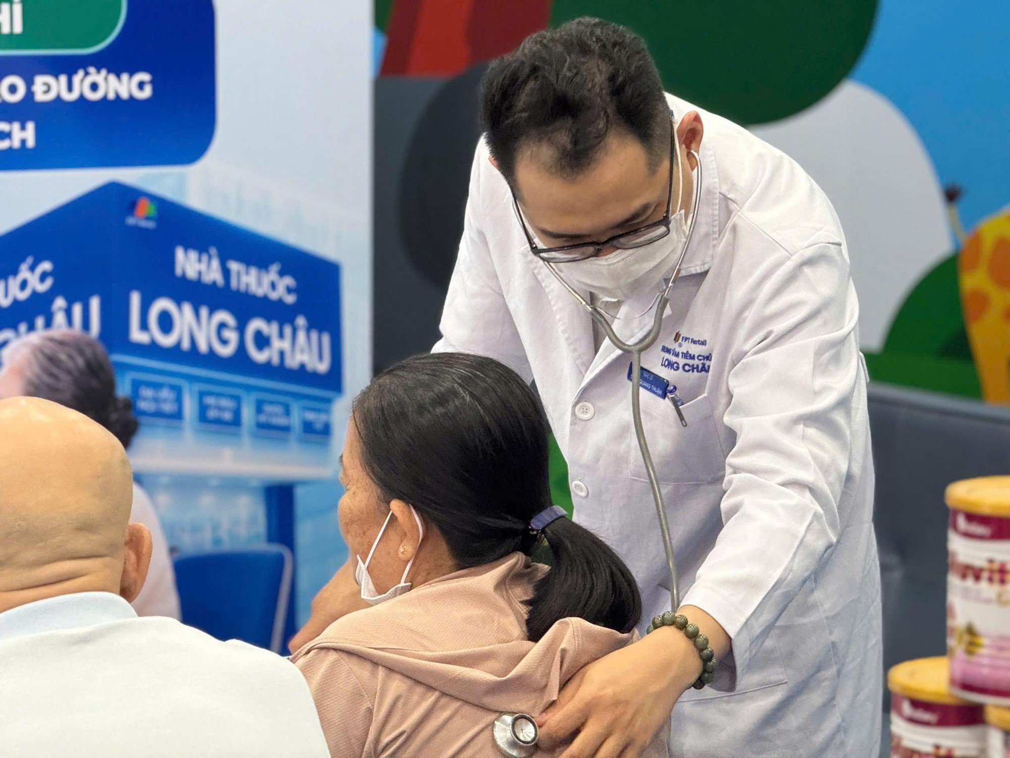Long Ch&acirc;u đưa b&aacute;c sĩ đến tận nh&agrave; thuốc, miễn ph&iacute; tầm so&aacute;t tuyến gi&aacute;p, mỡ m&aacute;u, đ&aacute;i th&aacute;o đường, tư vấn chăm s&oacute;c sức khỏe sau sinh - Ảnh 3.
