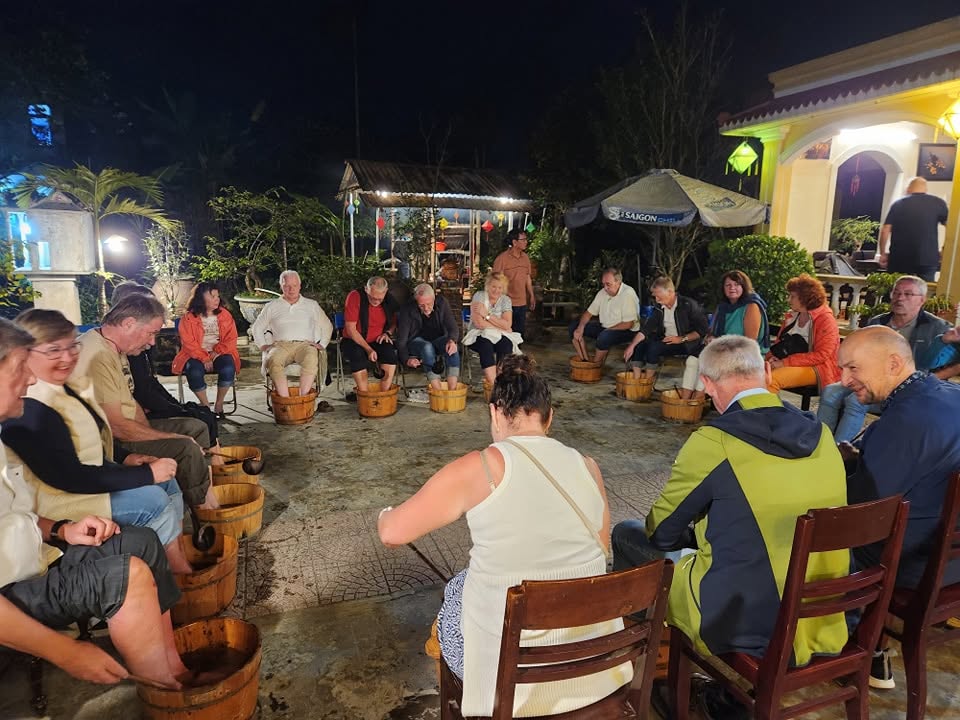 Homestay ở Huế "g&acirc;y b&atilde;o" sau Qu&aacute;n Nh&agrave; Haha: Gi&aacute; ph&ograve;ng từ 400k, trải nghiệm ng&acirc;m ch&acirc;n 30k v&agrave; l&yacute; do kh&aacute;ch T&acirc;y m&ecirc; mẩn lớp học nấu ăn - Ảnh 11.
