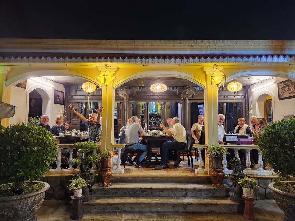 Homestay ở Huế "g&acirc;y b&atilde;o" sau Qu&aacute;n Nh&agrave; Haha: Gi&aacute; ph&ograve;ng từ 400k, trải nghiệm ng&acirc;m ch&acirc;n 30k v&agrave; l&yacute; do kh&aacute;ch T&acirc;y m&ecirc; mẩn lớp học nấu ăn - Ảnh 7.