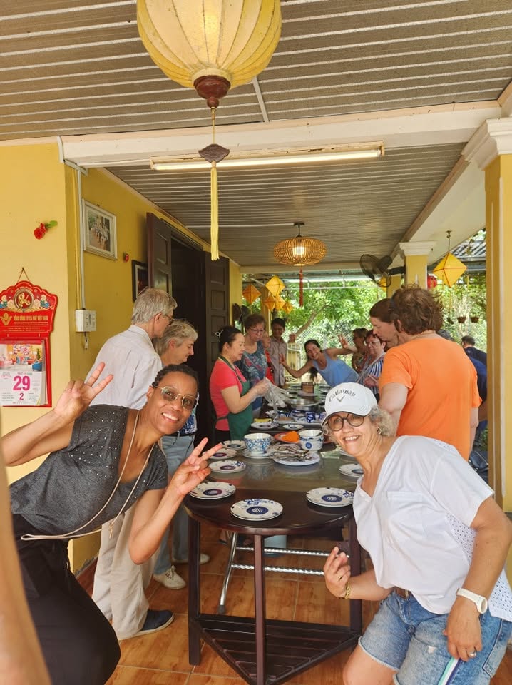 Homestay ở Huế "g&acirc;y b&atilde;o" sau Qu&aacute;n Nh&agrave; Haha: Gi&aacute; ph&ograve;ng từ 400k, trải nghiệm ng&acirc;m ch&acirc;n 30k v&agrave; l&yacute; do kh&aacute;ch T&acirc;y m&ecirc; mẩn lớp học nấu ăn - Ảnh 10.