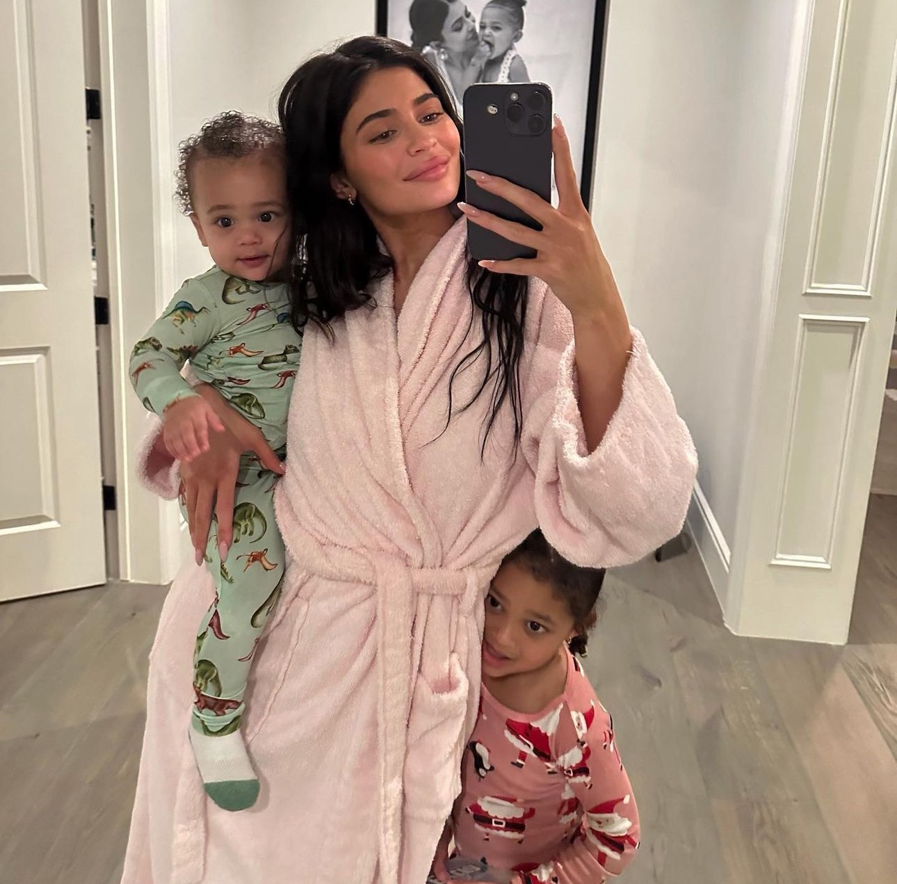 Khoảnh khắc 2 nhóc tỳ nhà Kylie Jenner vỗ tay không ngớt, tự hào ngắm mẹ trình diễn Fantasy Bra gần 1,3 tỷ- Ảnh 6.