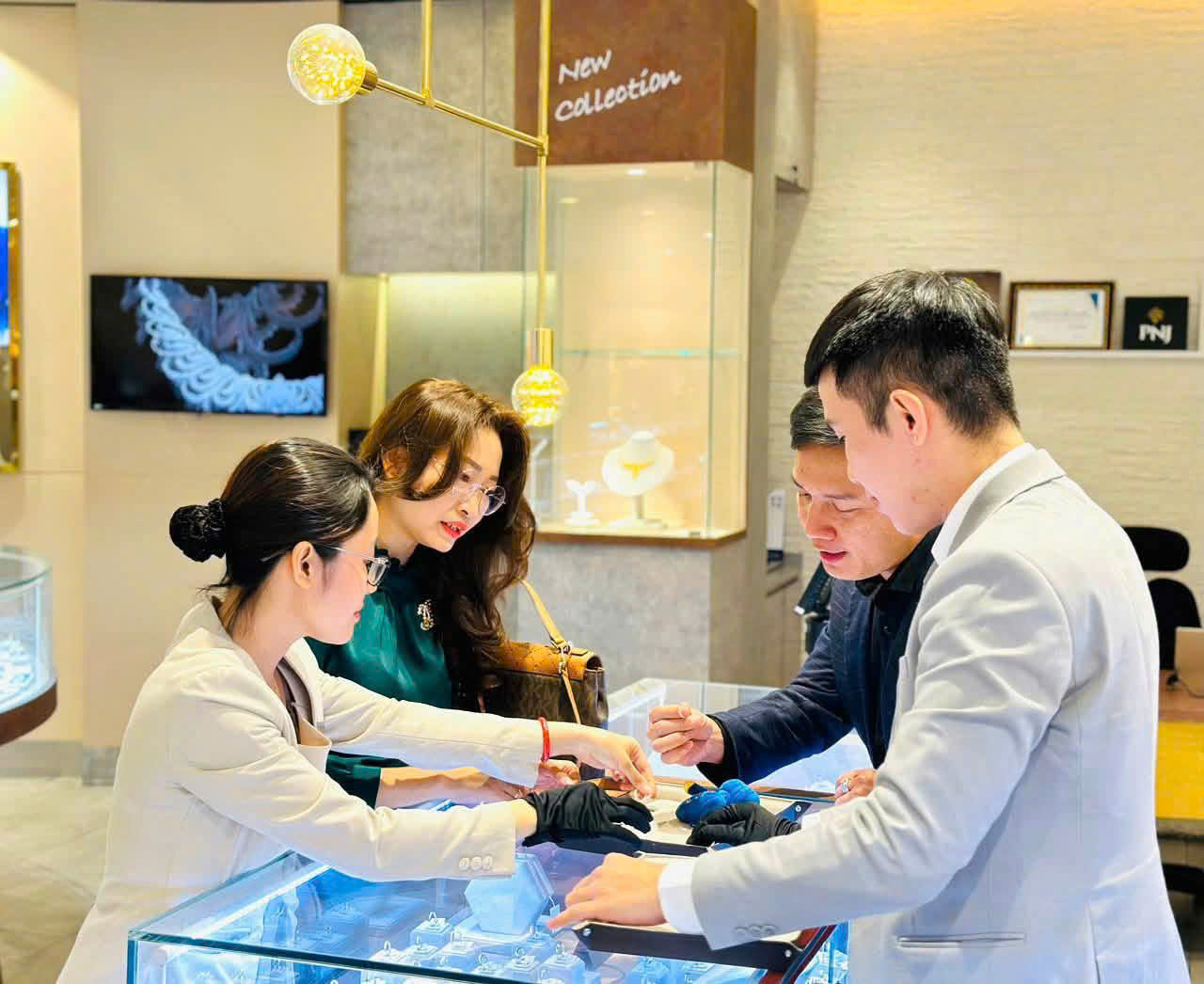 PNJ trình Đại hội đồng cổ đông phương án tái thiết toàn diện, củng cố nền tảng cho giai đoạn phục hồi - Ảnh 2.