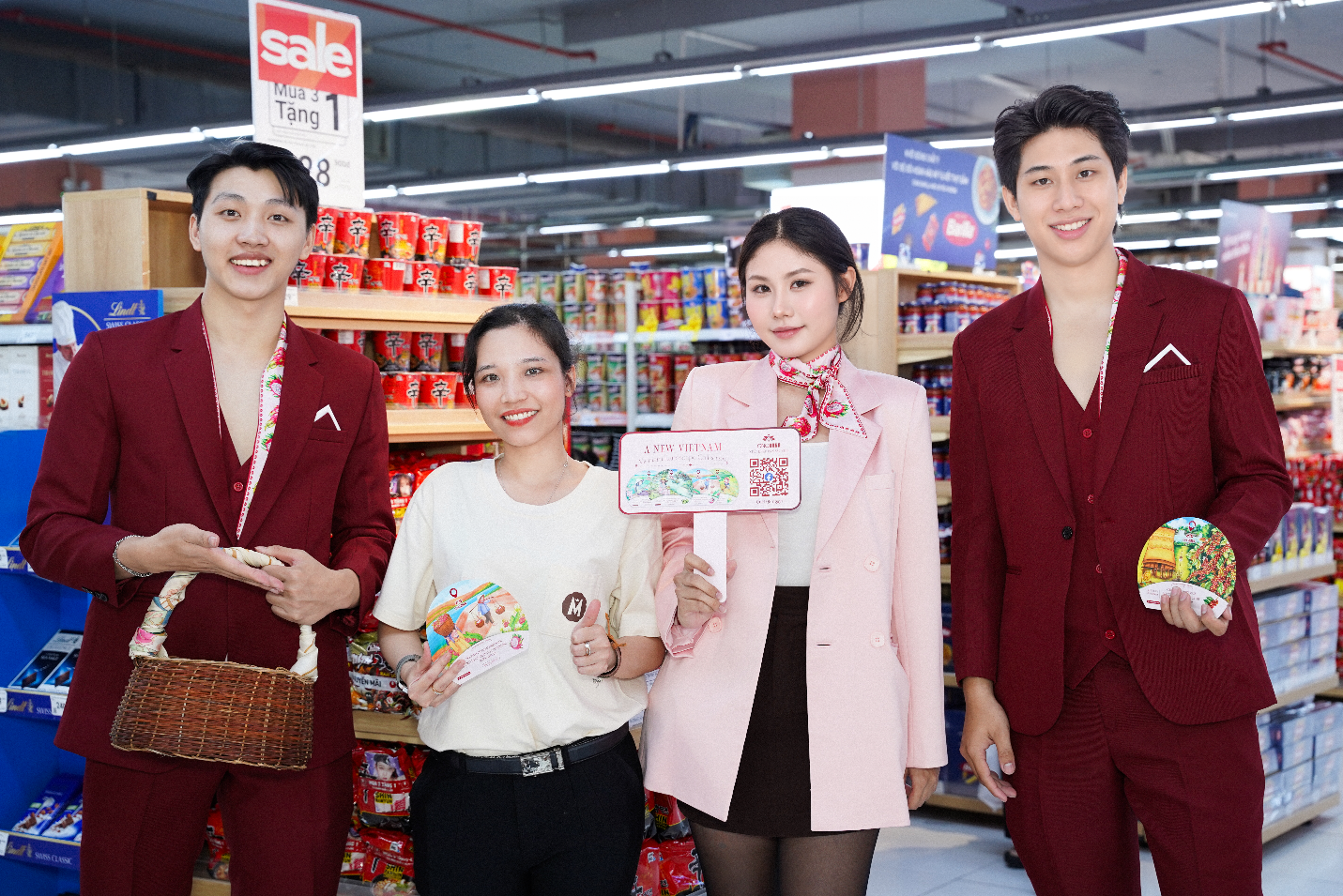 Dàn “Soái ca” nổi bật tặng hoa hồng cho các chị em tại Winmart- Ảnh 2.