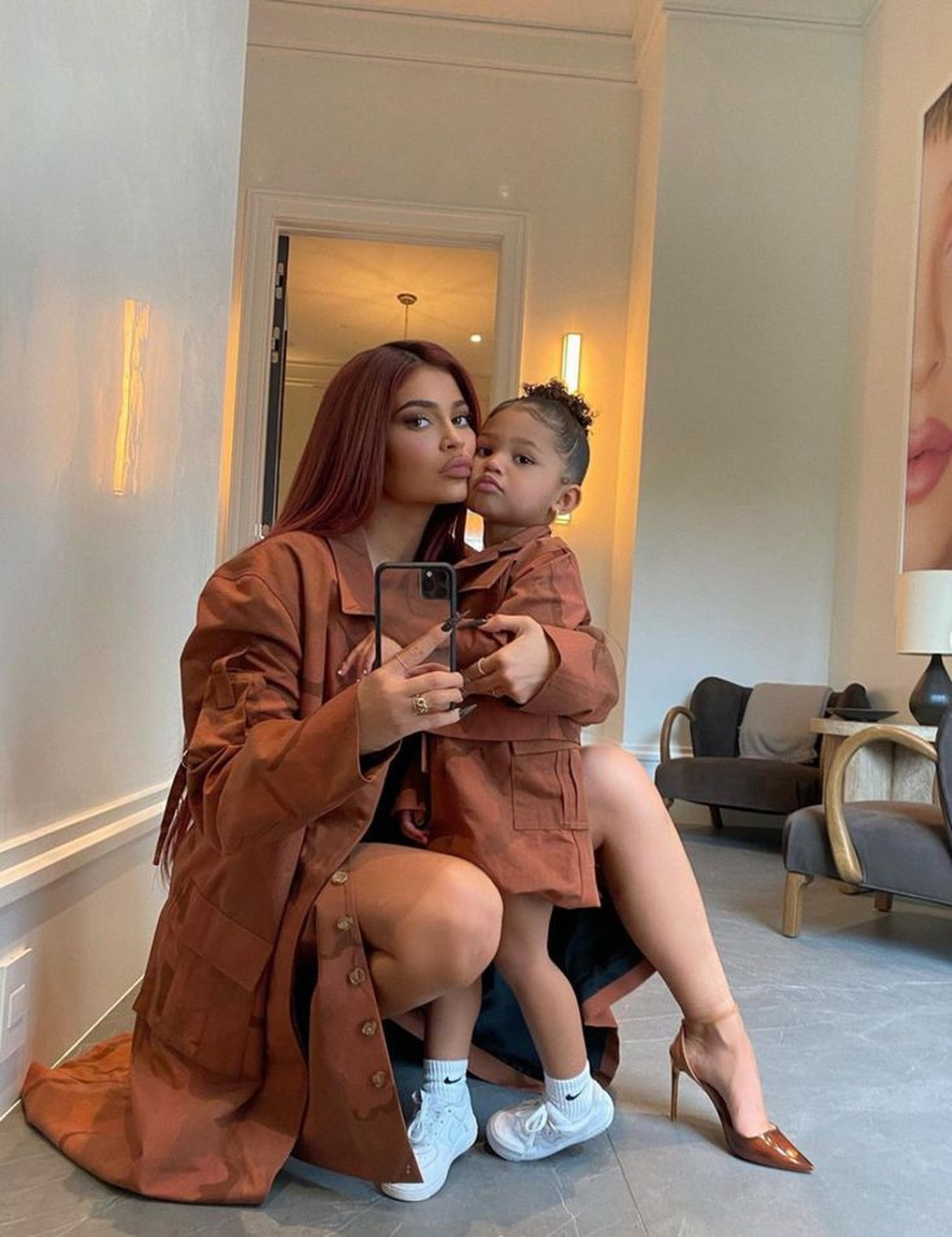 Khoảnh khắc 2 nhóc tỳ nhà Kylie Jenner vỗ tay không ngớt, tự hào ngắm mẹ trình diễn Fantasy Bra gần 1,3 tỷ- Ảnh 7.