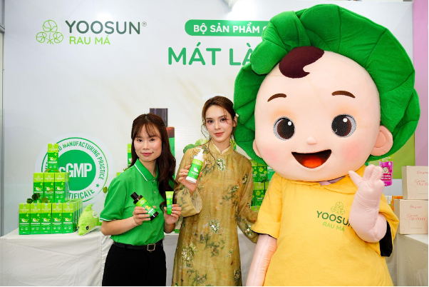Diễn viên Quỳnh Lương trải nghiệm bộ sản phẩm Yoosun Rau Má tại Vietbaby Fair 2026 - Ảnh 1.