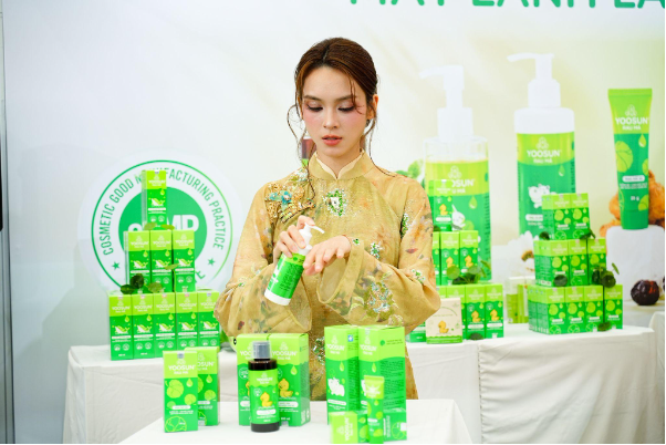 Diễn viên Quỳnh Lương trải nghiệm bộ sản phẩm Yoosun Rau Má tại Vietbaby Fair 2026 - Ảnh 2.