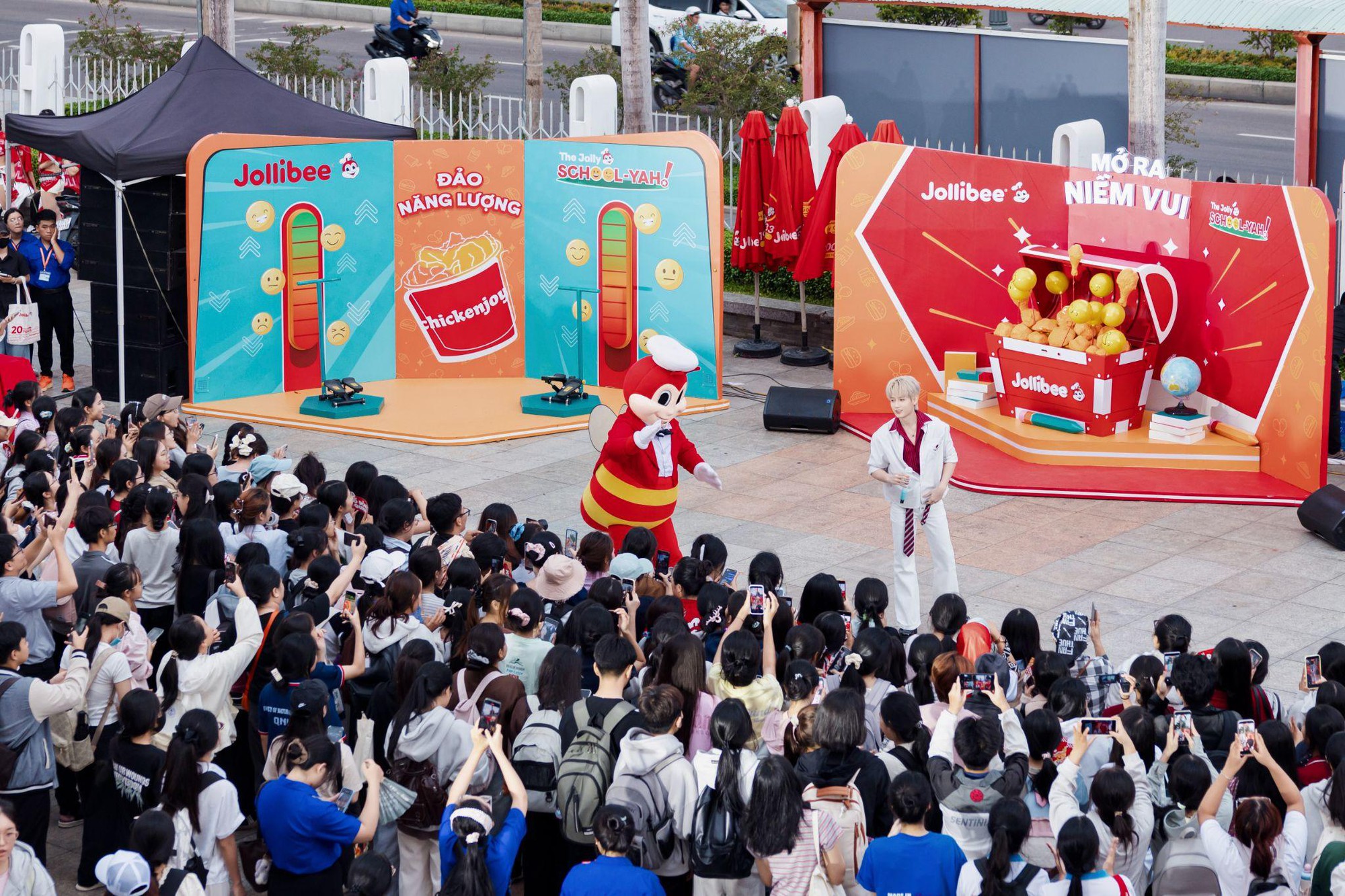 Hà An Huy, nhóm UPRIZE và dàn idol đổ bộ The Jolly School - Yah! của Jollibee- Ảnh 2.