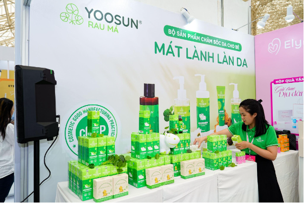 Diễn viên Quỳnh Lương trải nghiệm bộ sản phẩm Yoosun Rau Má tại Vietbaby Fair 2026 - Ảnh 3.