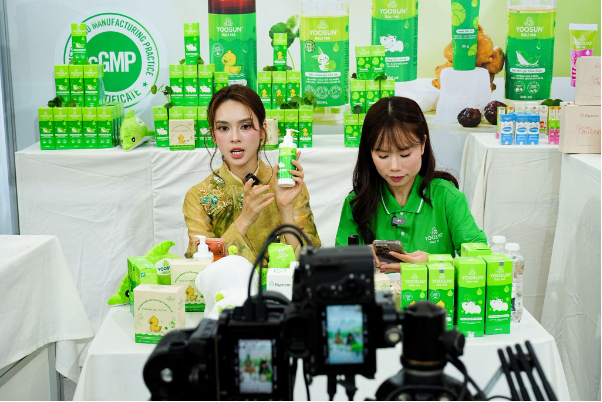Diễn viên Quỳnh Lương trải nghiệm bộ sản phẩm Yoosun Rau Má tại Vietbaby Fair 2026 - Ảnh 4.