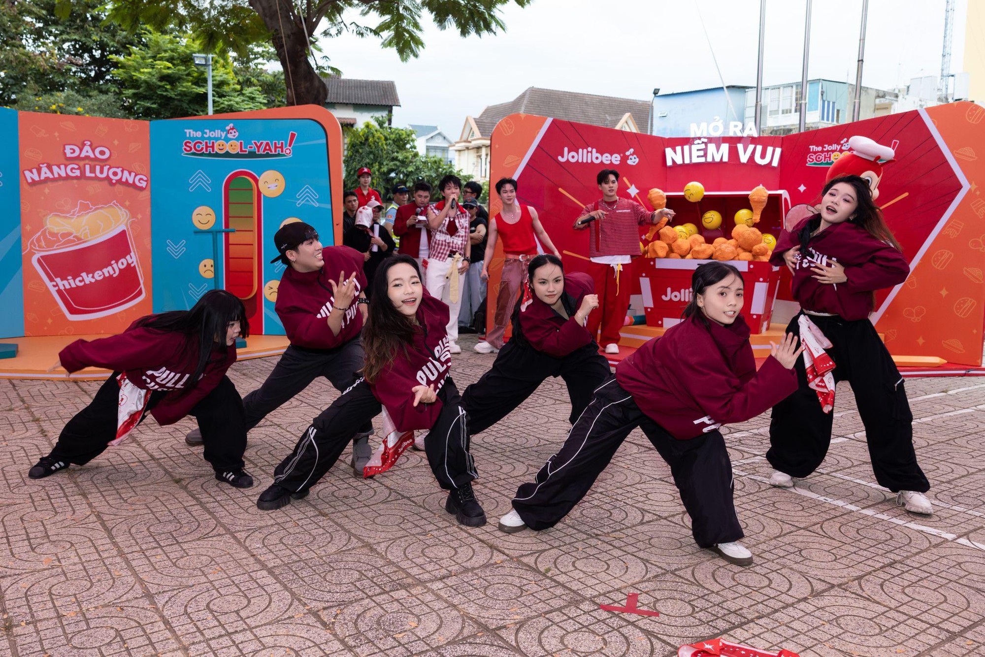 Hà An Huy, nhóm UPRIZE và dàn idol đổ bộ The Jolly School - Yah! của Jollibee- Ảnh 4.