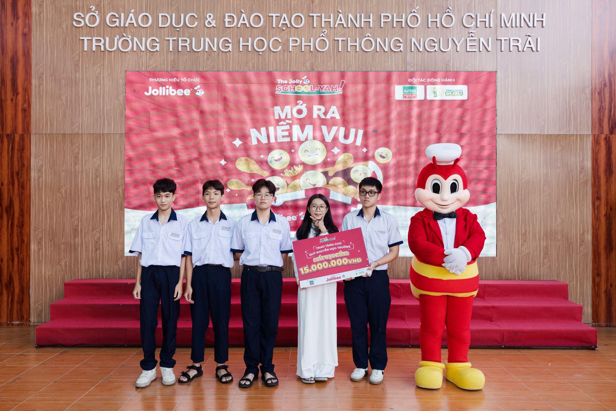Hà An Huy, nhóm UPRIZE và dàn idol đổ bộ The Jolly School - Yah! của Jollibee- Ảnh 5.