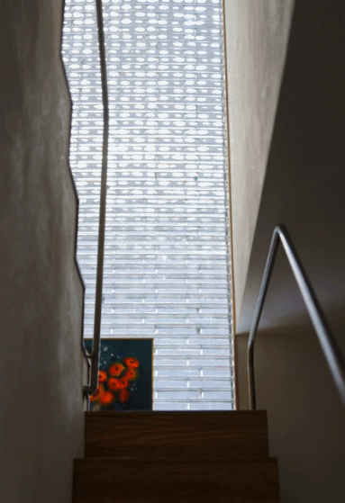 Thu&ecirc; mảnh đất 130m&sup2;, &ocirc;ng bố 50 tuổi cải tạo căn nh&agrave; 70m&sup2; với 15 cửa sổ cho cả đại gia đ&igrave;nh ở: Nh&igrave;n nhỏ nhưng ai đến cũng tưởng rộng 300m&sup2;- Ảnh 16.