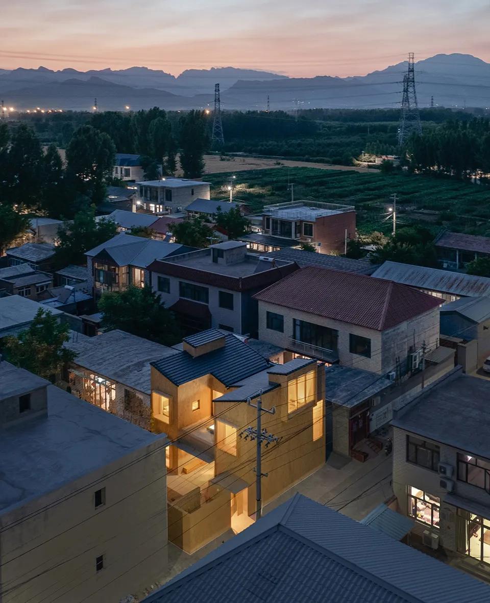 Thu&ecirc; mảnh đất 130m&sup2;, &ocirc;ng bố 50 tuổi cải tạo căn nh&agrave; 70m&sup2; với 15 cửa sổ cho cả đại gia đ&igrave;nh ở: Nh&igrave;n nhỏ nhưng ai đến cũng tưởng rộng 300m&sup2;- Ảnh 25.