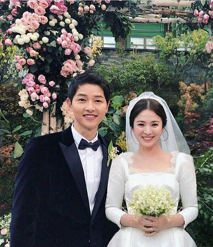 Song Joong Ki mặt nhăn mày nhó, Song Hye Kyo thảnh thơi đến lạ!- Ảnh 5.