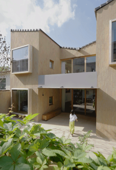 Thu&ecirc; mảnh đất 130m&sup2;, &ocirc;ng bố 50 tuổi cải tạo căn nh&agrave; 70m&sup2; với 15 cửa sổ cho cả đại gia đ&igrave;nh ở: Nh&igrave;n nhỏ nhưng ai đến cũng tưởng rộng 300m&sup2;- Ảnh 6.