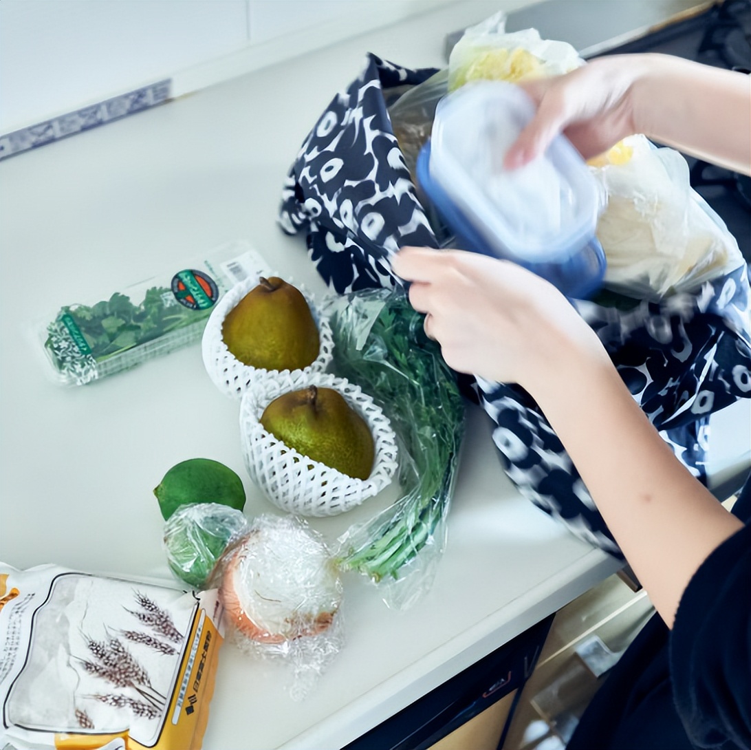 Một căn bếp sạch sẽ mang lại một tâm trí thanh thản: Hành trình “dọn tủ lạnh” của một phụ nữ trung niên - Ảnh 3.