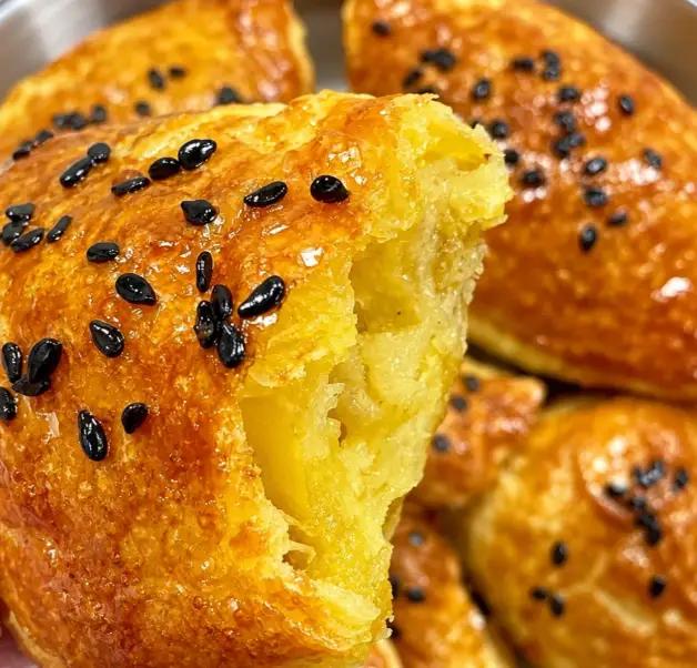 Không cần pha bột hay đổ khuôn, cách làm bánh chuối này mới toanh mà nhàn tênh, chỉ vài phút là xong- Ảnh 1.