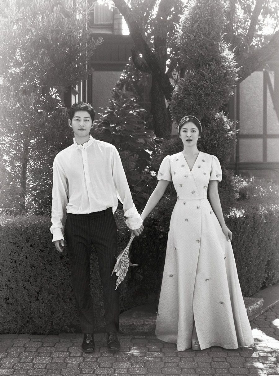 Song Joong Ki mặt nhăn mày nhó, Song Hye Kyo thảnh thơi đến lạ!- Ảnh 6.
