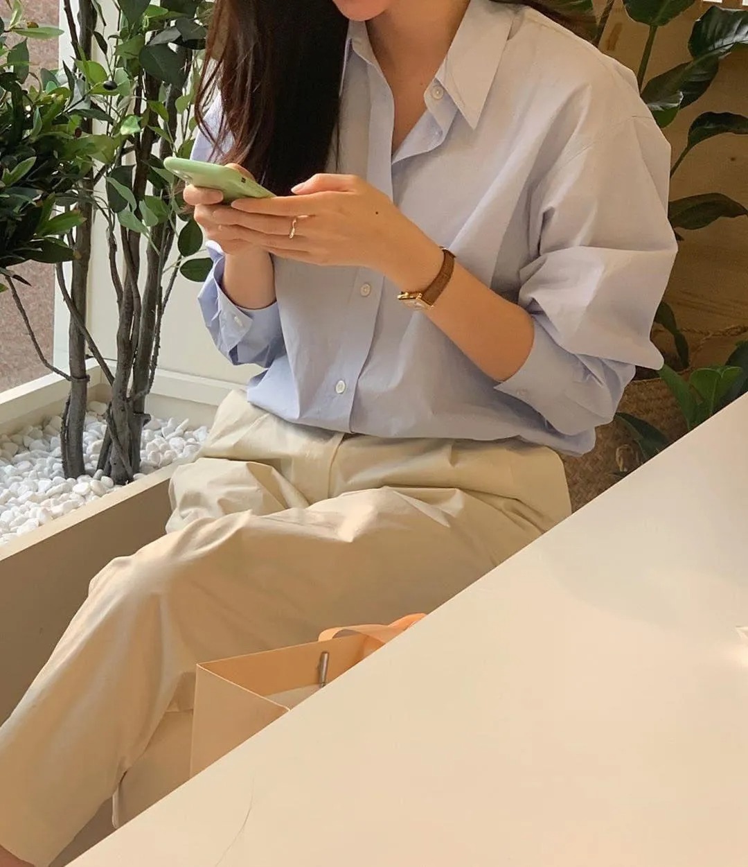 Một chiếc sơ mi màu, nhiều cách mặc: Bí quyết làm mới phong cách công sở - Ảnh 6.