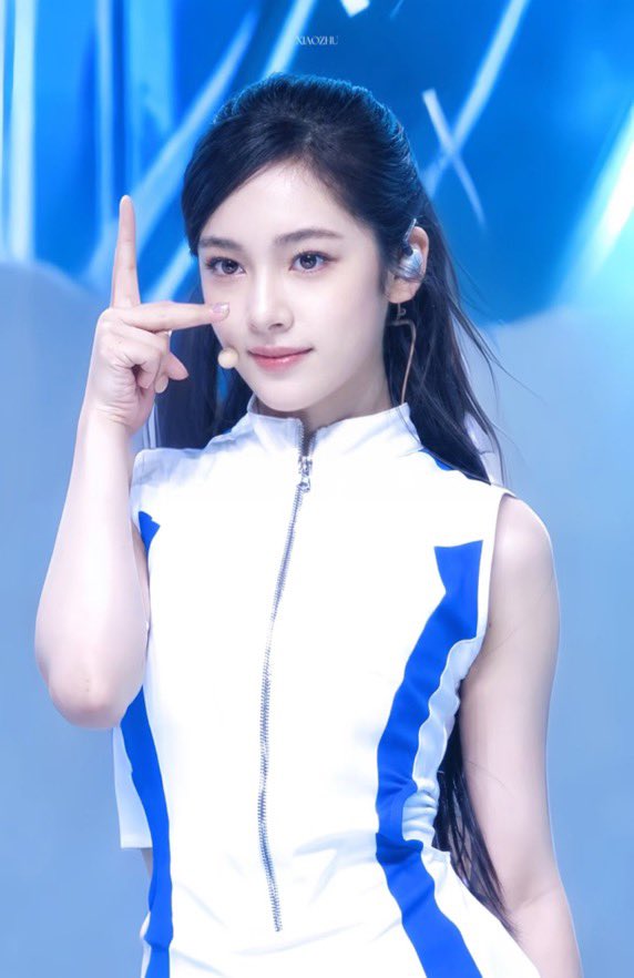 Mới 13 tuổi, nữ ca sĩ lai hai dòng máu đã thành "cú sốc visual mới" - Ảnh 12.