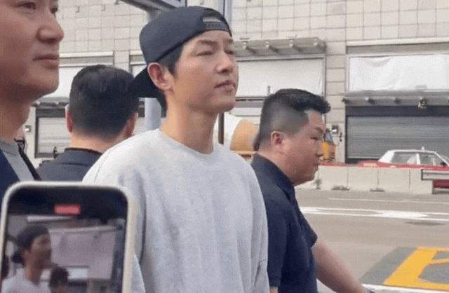Song Joong Ki mặt nhăn mày nhó, Song Hye Kyo thảnh thơi đến lạ!- Ảnh 3.