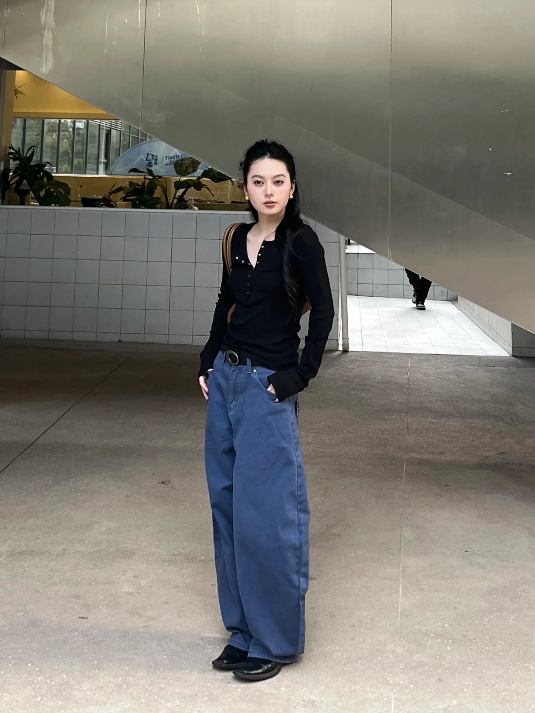 Áo thun dài tay: Món đồ nhỏ giúp phong cách mùa thu trở nên thanh lịch hơn - Ảnh 3.