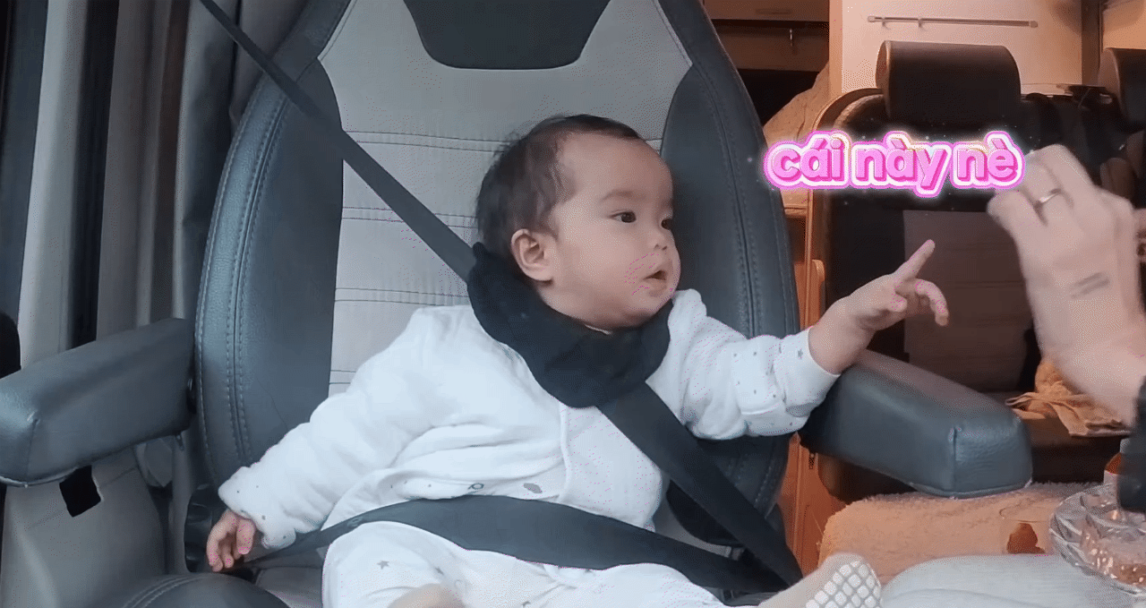 Bé Gạo tự lập từ nhỏ, vấp ngã biết tự đứng dậy, không gào khóc ăn vạ: Đây là cách mẹ Vân và ba Huy rèn con gái - Ảnh 1.