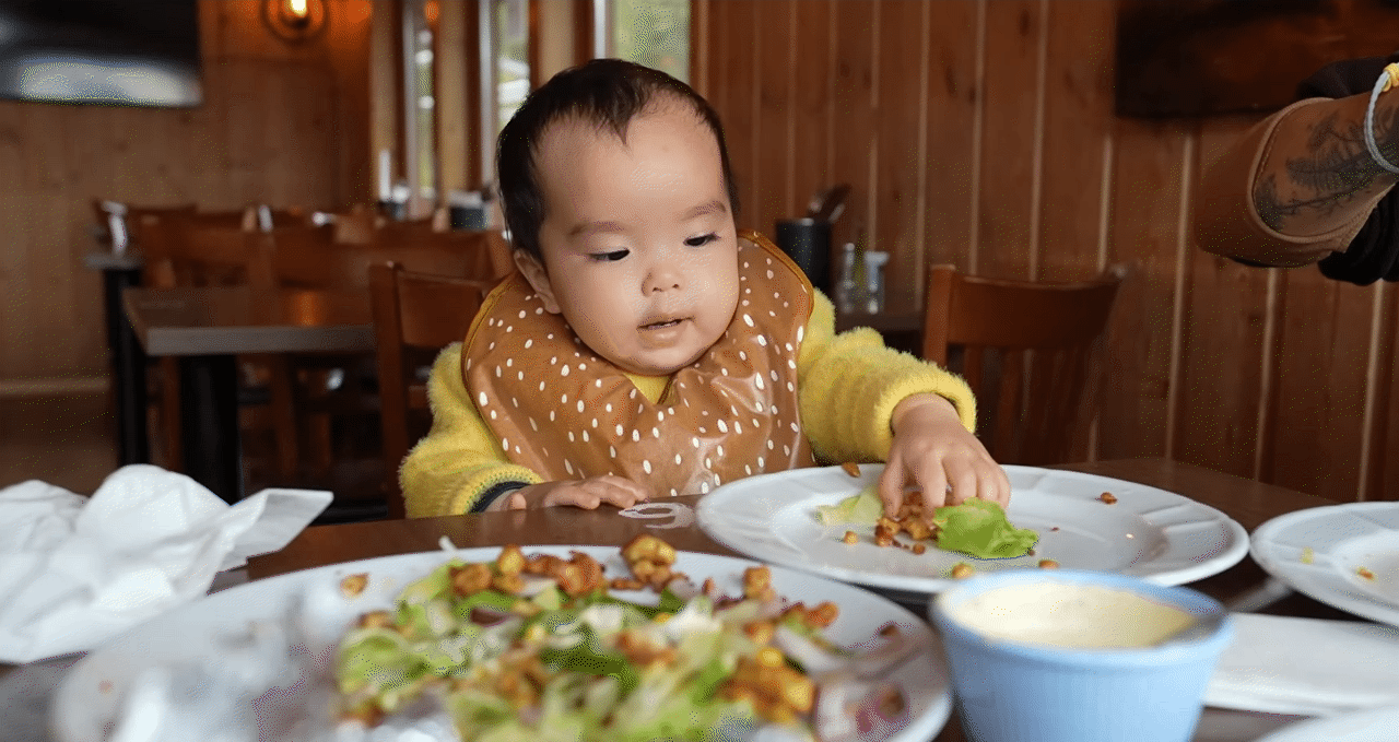 Bé Gạo tự lập từ nhỏ, vấp ngã biết tự đứng dậy, không gào khóc ăn vạ: Đây là cách mẹ Vân và ba Huy rèn con gái - Ảnh 10.