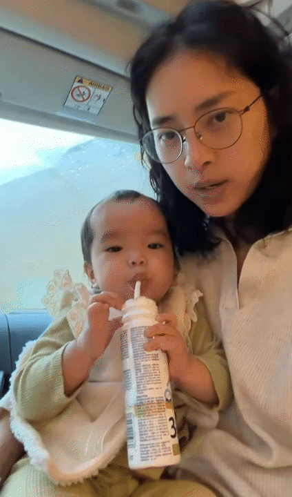Bé Gạo tự lập từ nhỏ, vấp ngã biết tự đứng dậy, không gào khóc ăn vạ: Đây là cách mẹ Vân và ba Huy rèn con gái - Ảnh 12.