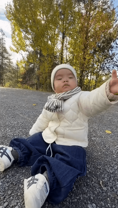 Bé Gạo tự lập từ nhỏ, vấp ngã biết tự đứng dậy, không gào khóc ăn vạ: Đây là cách mẹ Vân và ba Huy rèn con gái - Ảnh 5.