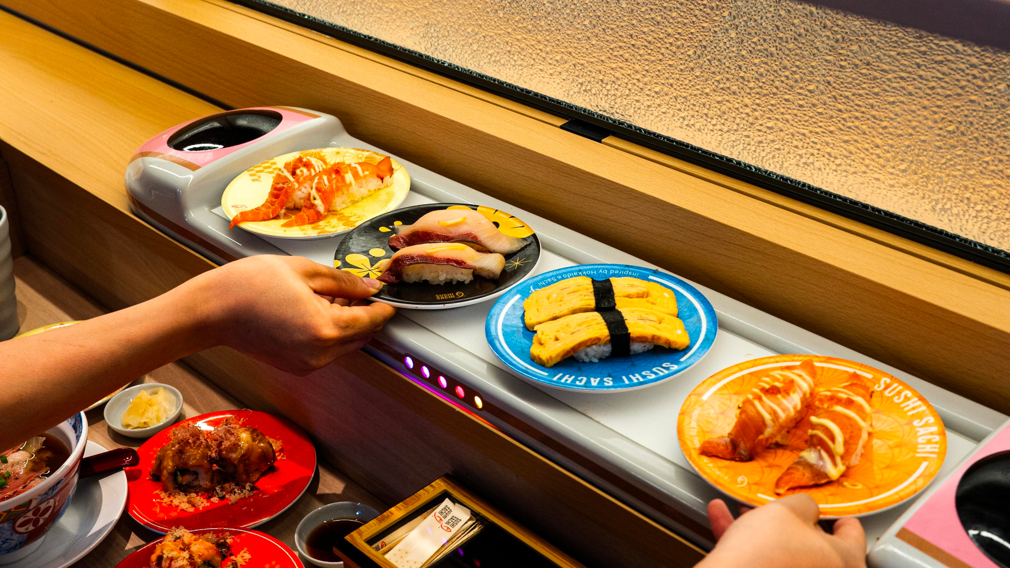 Một thương hiệu sushi băng chuyền mới cùng hệ thống Sushi Hokkaido Sachi đã cập bến Landmark - Ảnh 2.
