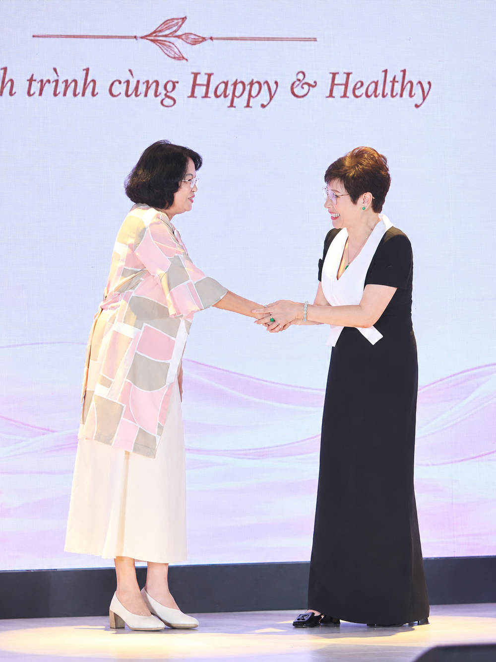 B&agrave; Đặng Thanh Hằng ra mắt ph&ograve;ng kh&aacute;m chăm s&oacute;c sức khỏe chủ động b&ecirc;n vịnh Hạ Long- Ảnh 2.