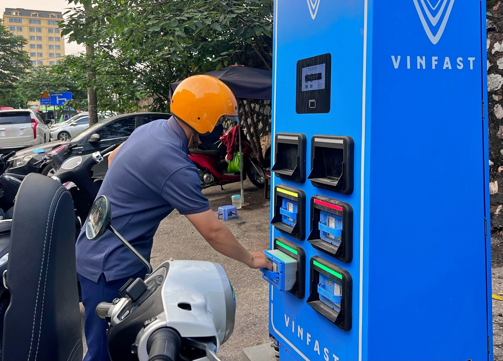 Chung cư c&ograve;n vướng chỗ sạc, xe m&aacute;y điện đổi pin VinFast mở lối &ldquo;l&ecirc;n xanh&rdquo; cho người d&acirc;n- Ảnh 2.