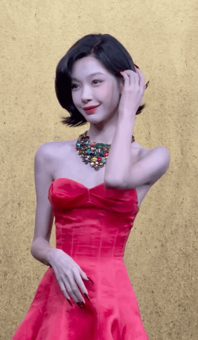 Hot Douyin gầy như bộ xương khô trên thảm đỏ- Ảnh 2.